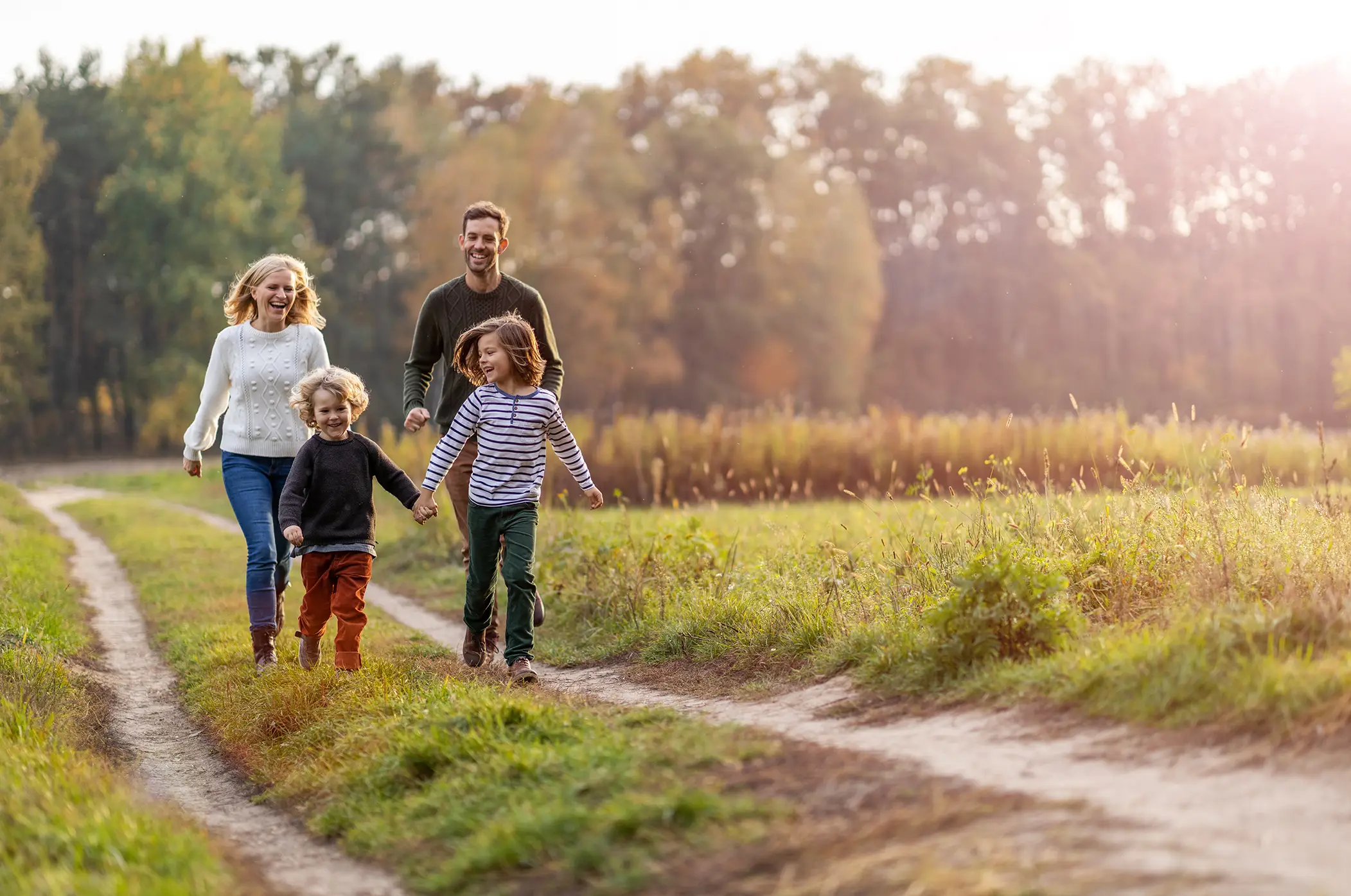 Gezin wandelen polder